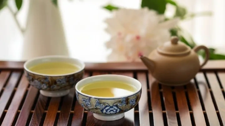 Pouring Chinese tea